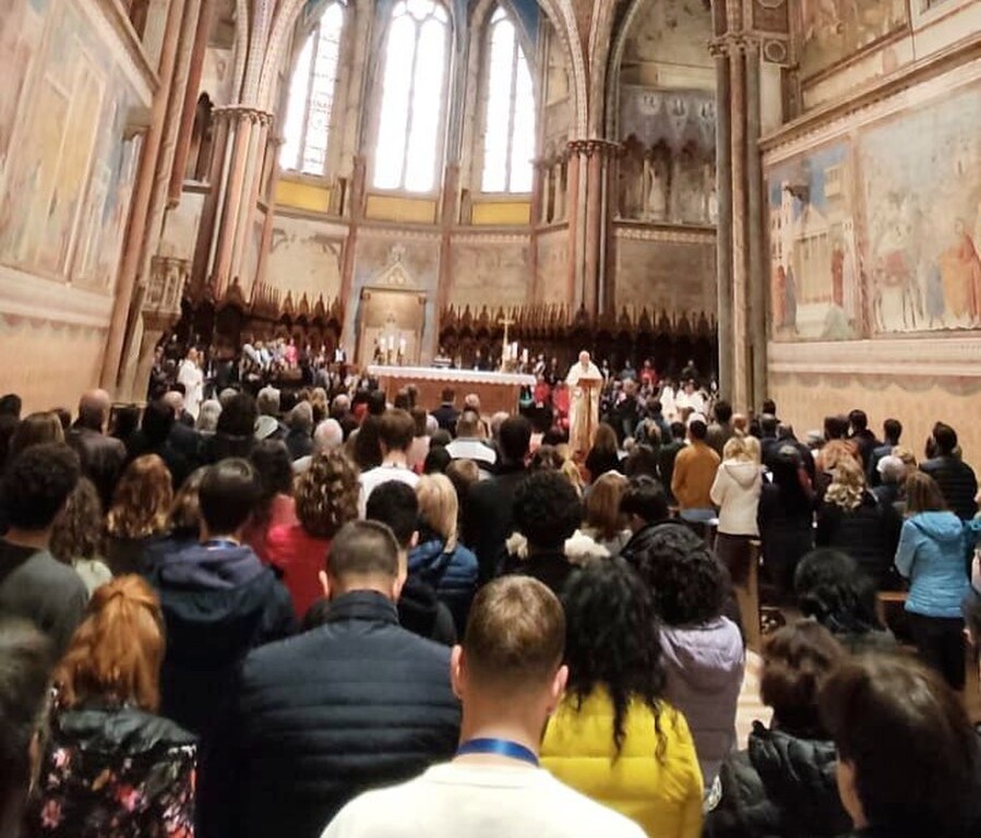 Pèlerins à Assise avec Saint François: l'Evangile vécu nous renouvelle dans le choix de la paix